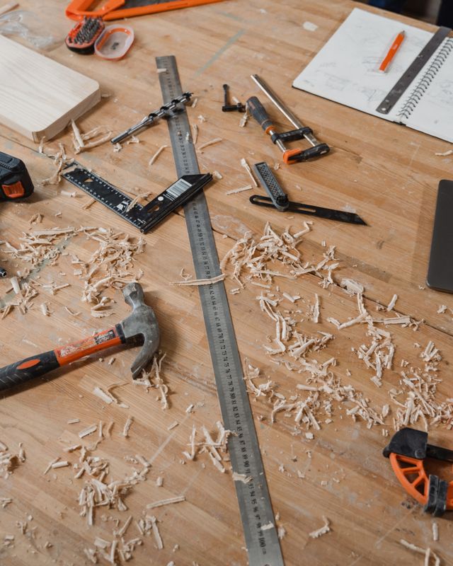 Gereedschap op een werkbank van een timmerman