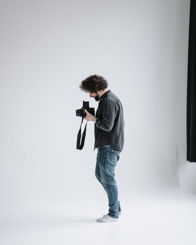 Fotograaf aan het werk in een studio