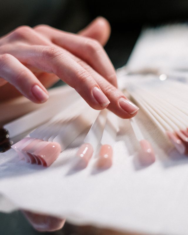 Nagelstylist met een waaier aan kleurstalen